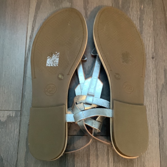 Lucky Brand Arrow Sandals - Picture 5 of 6